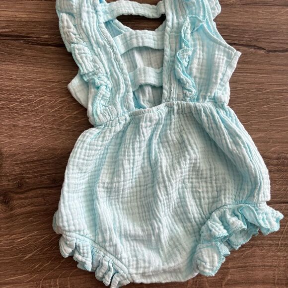 Baby blue muslin romper size 6-9 - Picture 3 of 5